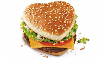 Lo echaron por amor: un CEO de McDonald’s se enamoró de una empleada y fue despedido