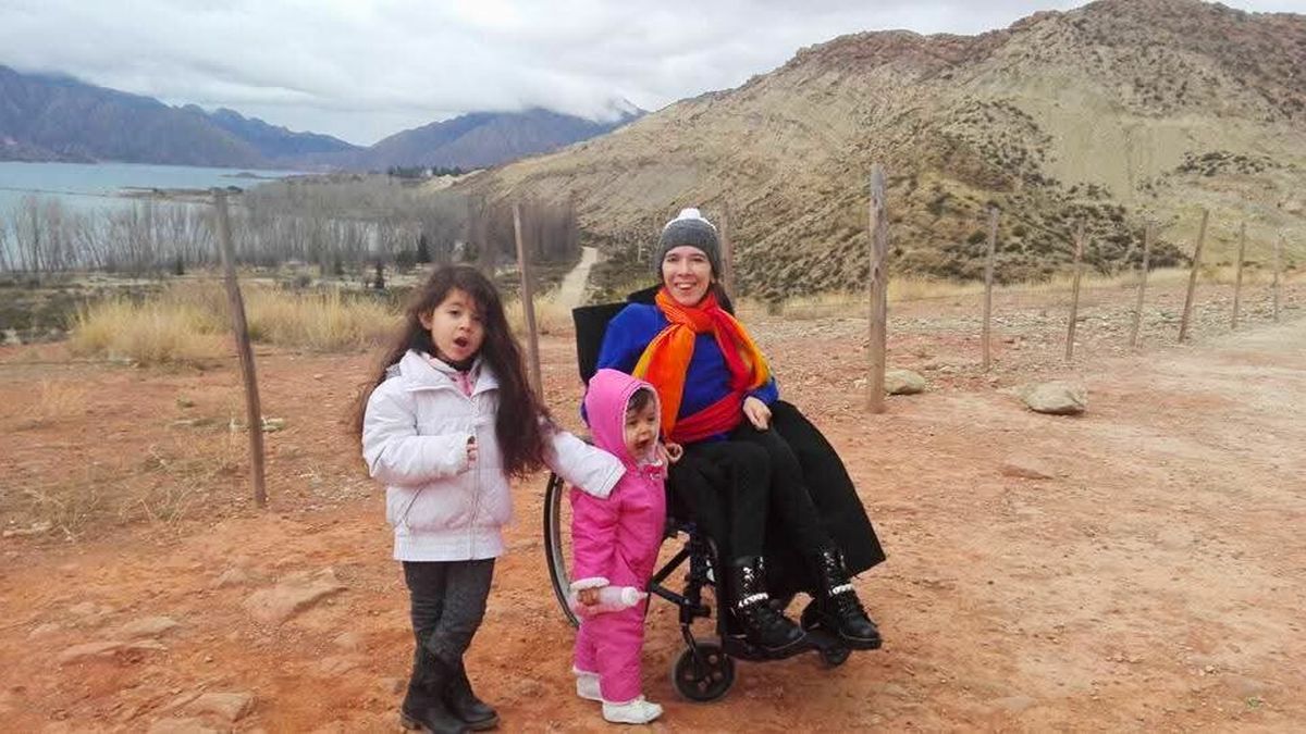 Valeria Rodríguez Fontenla tiene una enfermedad neurodegenerativa. Una visita a Mendoza junto a sus hijas la llevó a sumarse a un proyecto de turismo accesible.