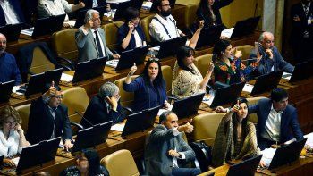 Diputados trasandinos acordaron bajar 50% sus sueldos por la presión social