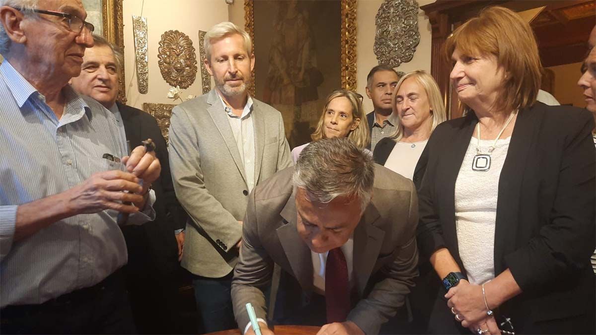 El orfebre Juan Carlos Pallarols, Mario Negri, Rogelio Frigerio, Alfredo Cornejo y Patricia Bullrich, en el taller del artista en San Telmo, Buenos Aires.