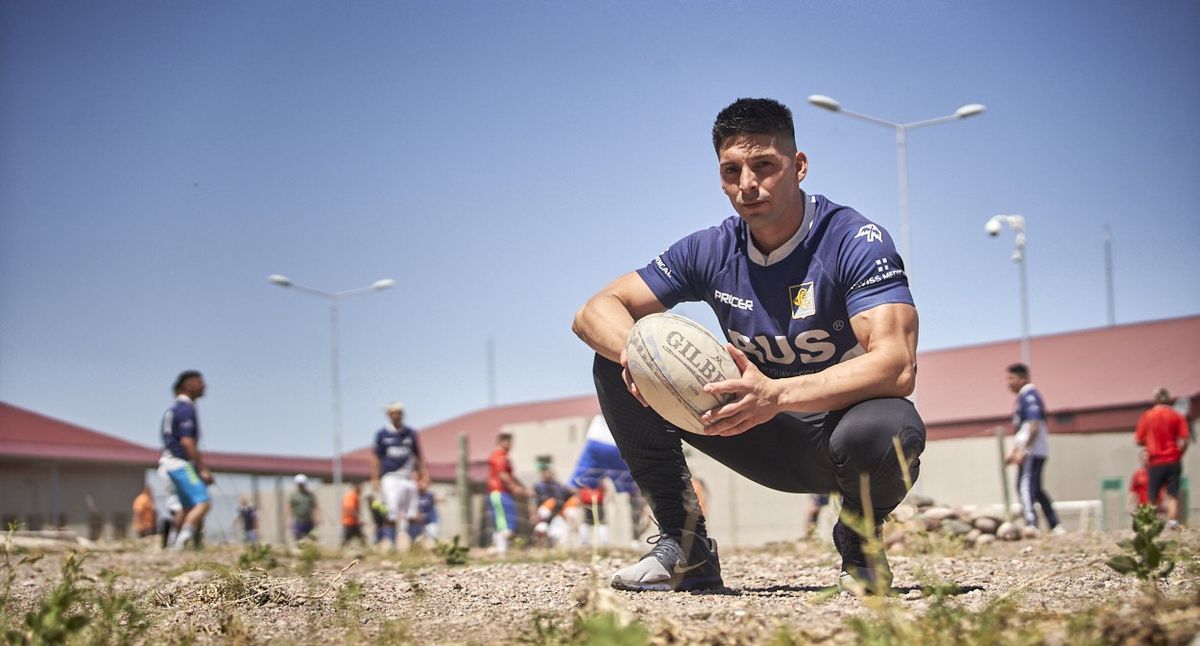Lucas Di Pauli, capitán de los Caciques VI. Es el único de los 32 que pudo salir para jugar un partido de rugby extramuros. Lucas Di Pauli, capitán de los Caciques VI. Es el único de los 32 que pudo salir para jugar un partido de rugby extramuros.