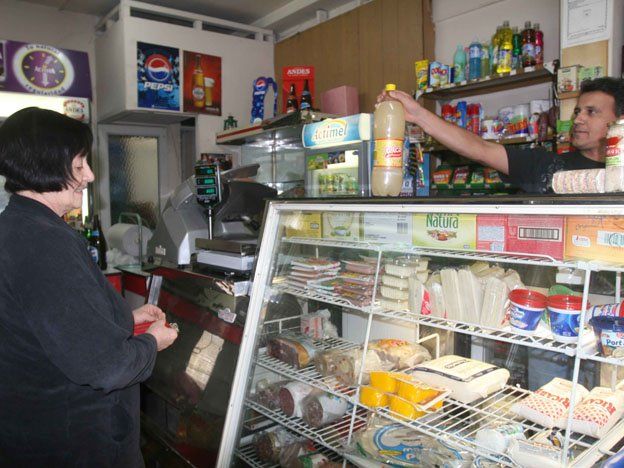 El autor de este artículo se refiere a la&nbsp;familiaridad&nbsp;que se produce con la gente que atiende&nbsp;los comercios de proximidad.