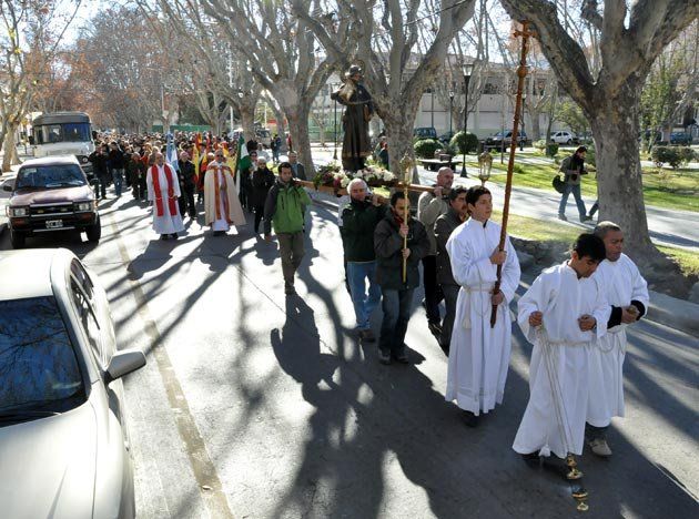 Unos 400 personas en la procesión por Santiago Apóstol