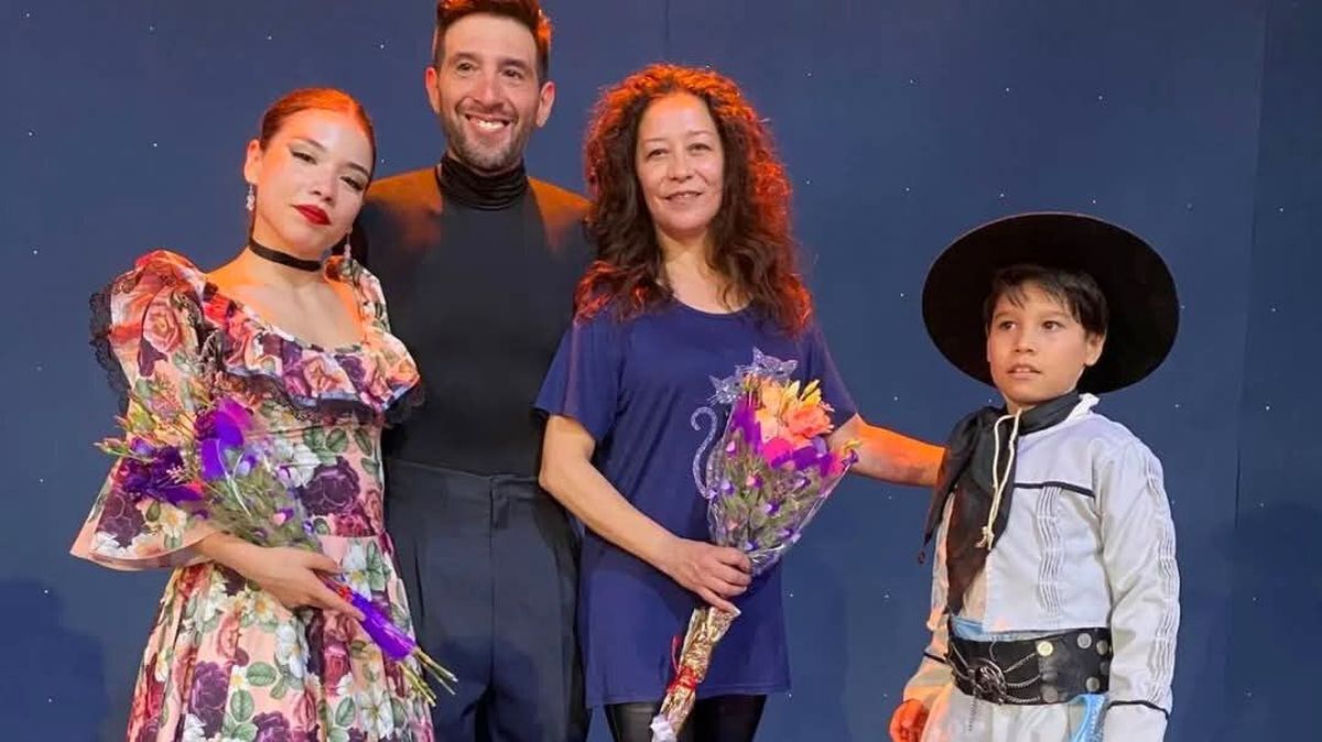 Junto a dos de sus tres hijos. Junto a dos de sus tres hijos.