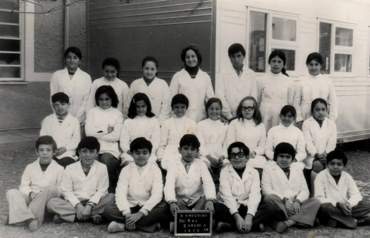 Quinto grado de la Escuela 43, unos meses antes del golpe. El autor de esta columna es el niño de lentes de la primera fila. En la foto hay profesionales de la salud, abogados, docentes, constructores, comerciantes, trabajadores petroleros, amas de casa, personal militar retirado, entre otros. Y hasta aparece Silvina Ávila, quien fuera la fiscal federal del caso Santiago Maldonado. Quinto grado de la Escuela 43, unos meses antes del golpe. El autor de esta columna es el niño de lentes de la primera fila. En la foto hay profesionales de la salud, abogados, docentes, constructores, comerciantes, trabajadores petroleros, amas de casa, personal militar retirado, entre otros. Y hasta aparece Silvina Ávila, quien fuera la fiscal federal del caso Santiago Maldonado.