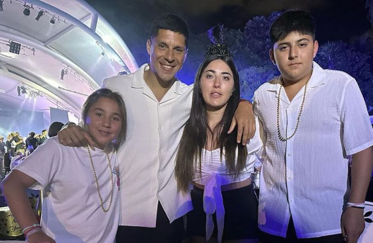 Enzo Pérez con su familia mientras define su futuro