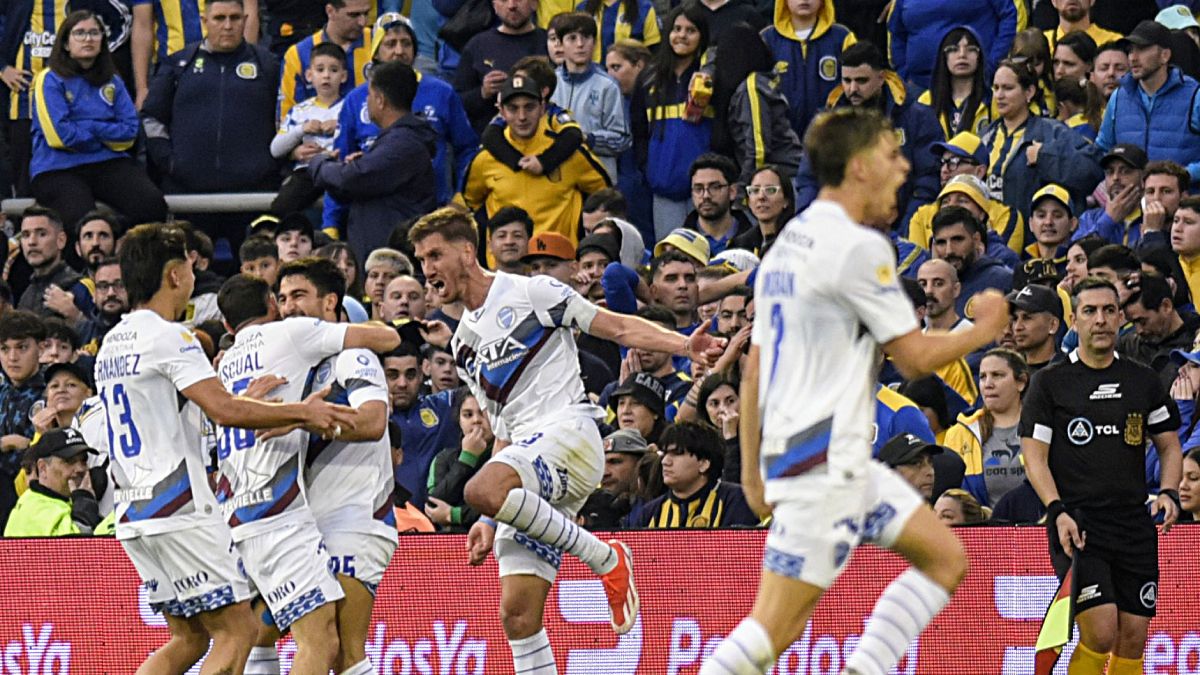 La fiesta terminó siendo tombina. Godoy Cruz se lo empató en tiempo adicional a Rosario central en el partido inaugural del Clausura y donde retornó al Canalla Ángel Di María.
