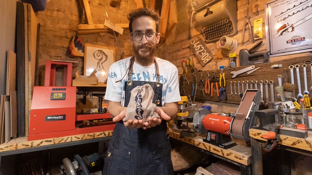 Sus hijos de cuatro años, Alondra y Lisandro, lo ayudan a embalar, a meter las piedritas en la bolsita. Sus hijos de cuatro años, Alondra y Lisandro, lo ayudan a embalar, a meter las piedritas en la bolsita.