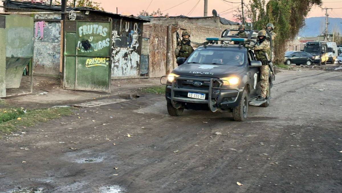Efectivos de la Policía de Mendoza ingresando en el asentamiento Castro en la mañana de este jueves. 