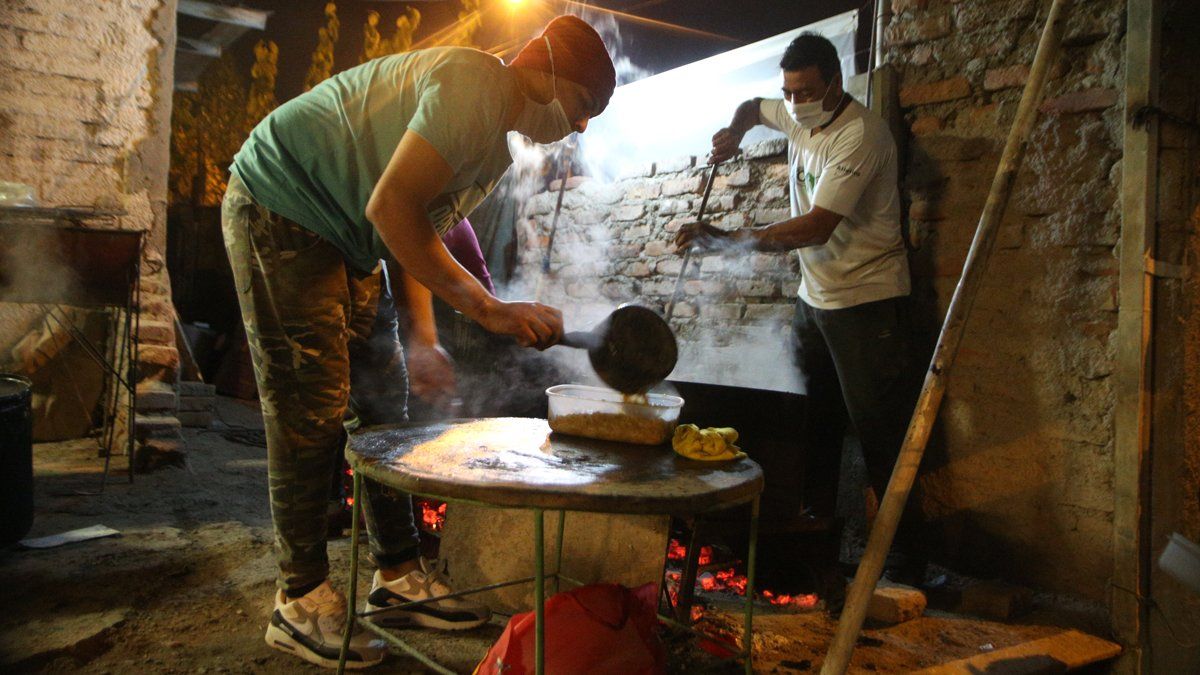 La gente del Horneritos trabajando duro, porque el hambre es urgente, es ahora. 