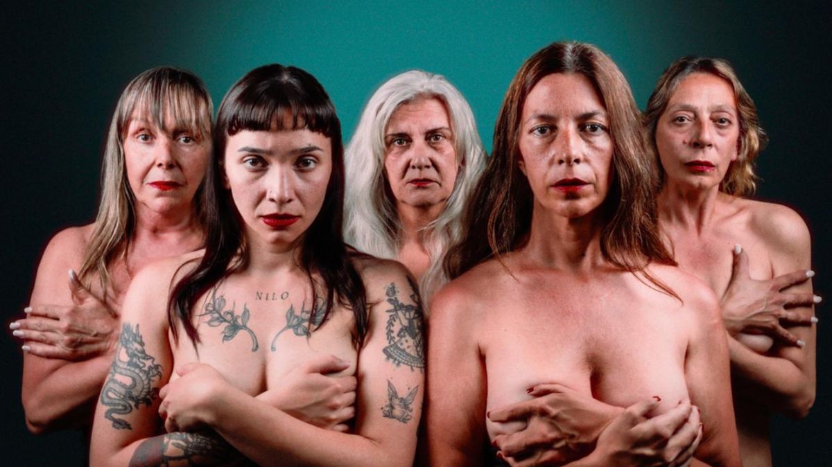 El elenco kAMBO da una última función de su obra Grabado a taco perdido de un cadáver exquisito