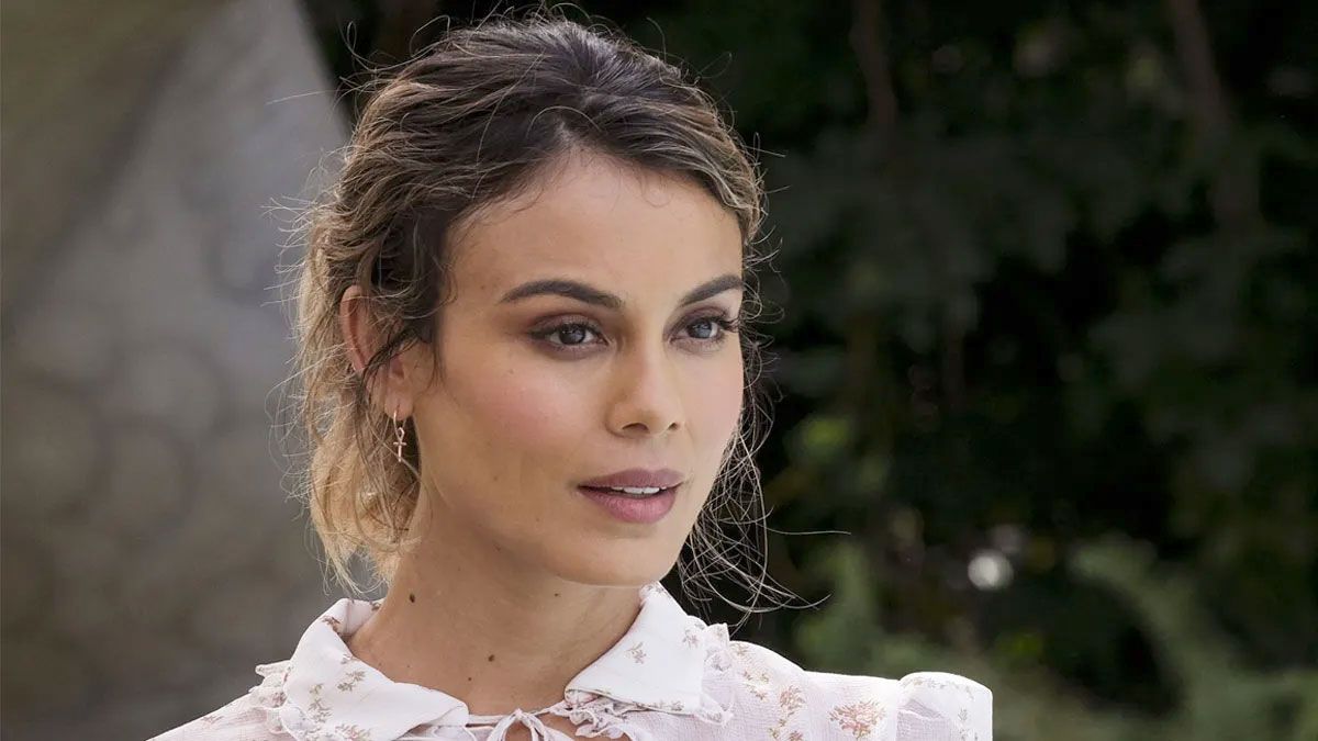 La actriz Nathalie Kelley es una de las grandes atracciones de la serie de Netflix.