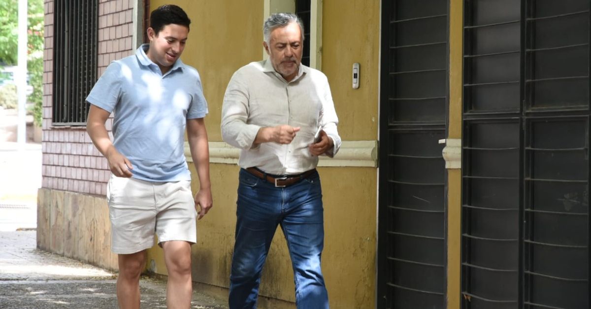 Alfredo Cornejo fue a votar este domingo junto a su hijo Lautaro. Alfredo Cornejo fue a votar este domingo junto a su hijo Lautaro.