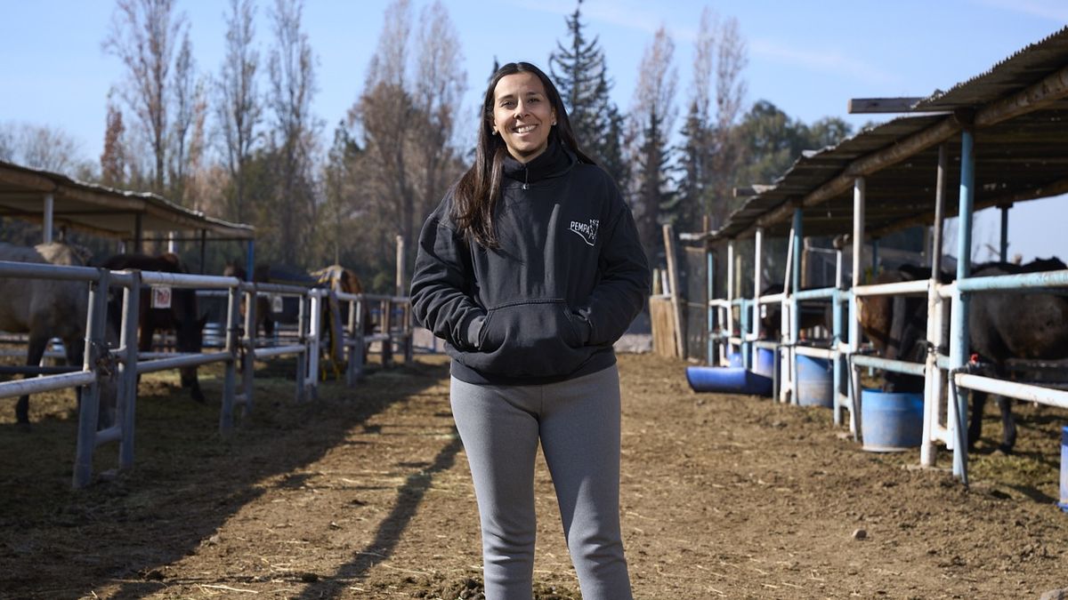 Yésica Valenzuela tiene 34 años y hoy es la presidenta de Pempa, la asociación dedicada a rescatar y cuidar caballos. Yésica Valenzuela tiene 34 años y hoy es la presidenta de Pempa, la asociación dedicada a rescatar y cuidar caballos.