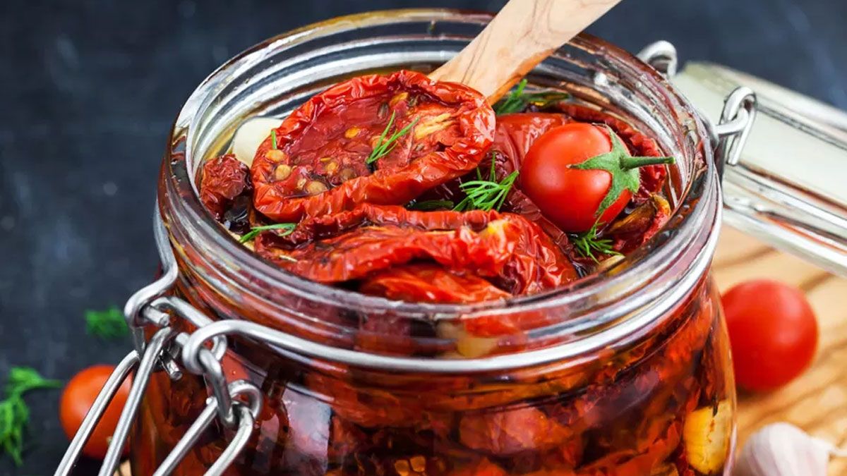 Todo el mundo puede preparar estos deliciosos tomates secos con hierbas, que salen riquísimos con esta receta. Todo el mundo puede preparar estos deliciosos tomates secos con hierbas, que salen riquísimos con esta receta.
