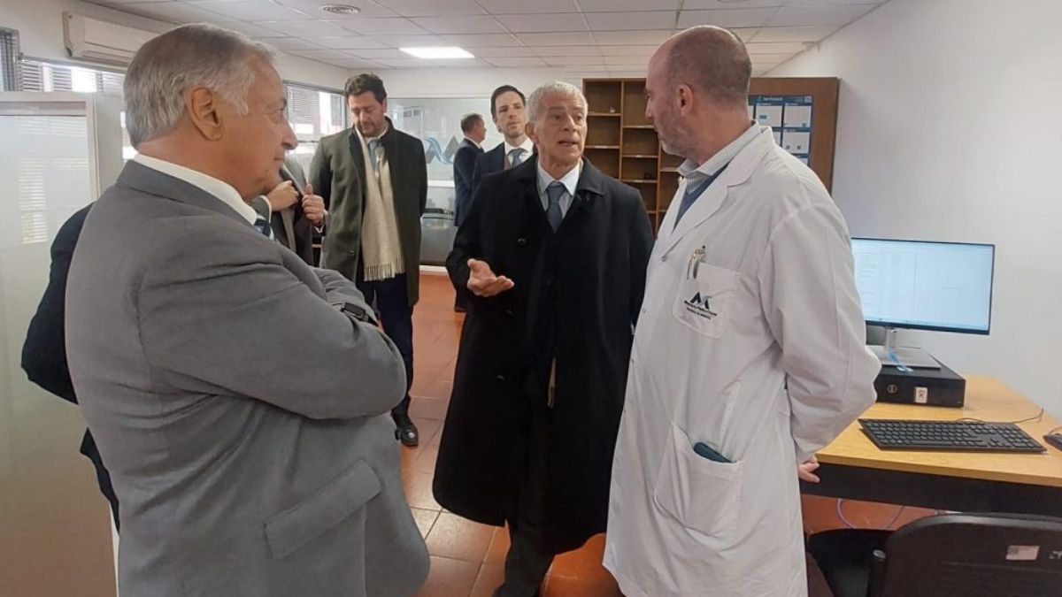 El ministro de Justicia, Mariano Cúneo Libarona, junto al procurador general, Alejandro Gullé, recorrieron el Laboratorio de Huellas Genéticas del MPF.