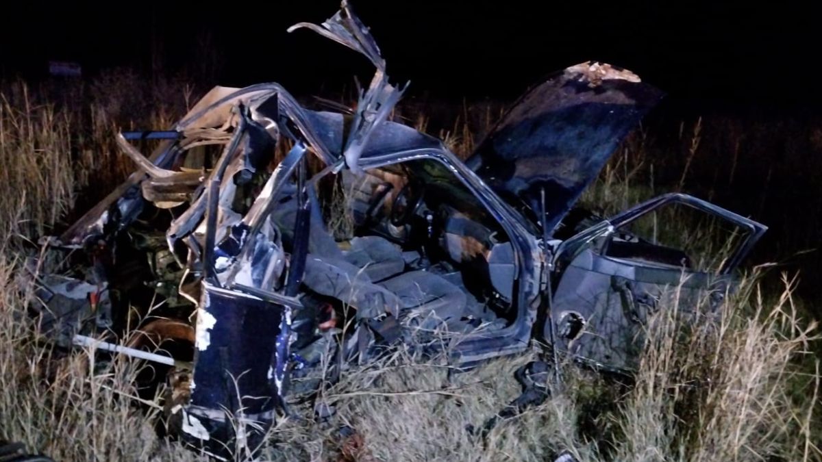El Renault 19 donde viajaba el niño de 12 quedó totalmente destruído luego del accidente de tránsito.