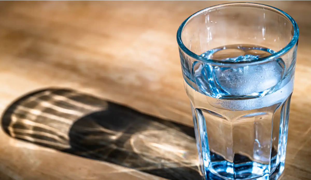 Con este eficaz truco casero del vaso de agua te darás cuenta si un billete es falso Con este eficaz truco casero del vaso de agua te darás cuenta si un billete es falso