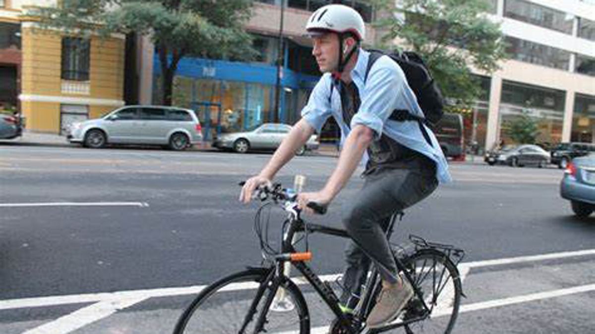Una reciente investigación de la ONG Luchemos por la Vida dice que el 71% de los ciclistas no usa casco. La foto