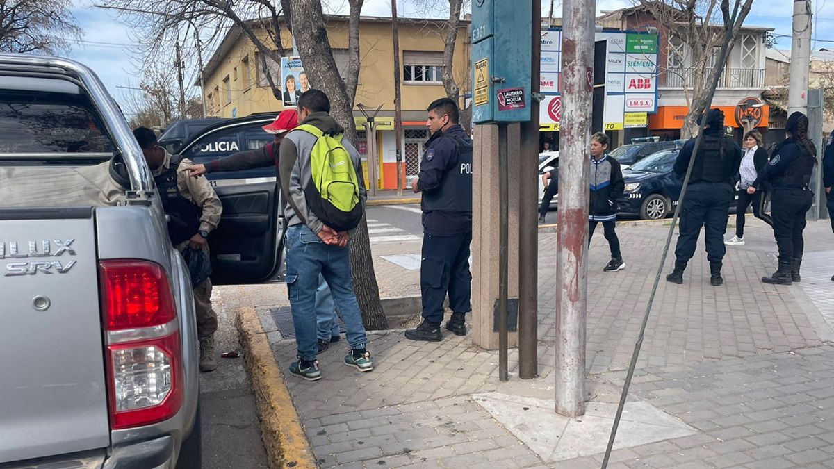 Tres hombres fueron detenidos por comprar con dinero falso en San Martín