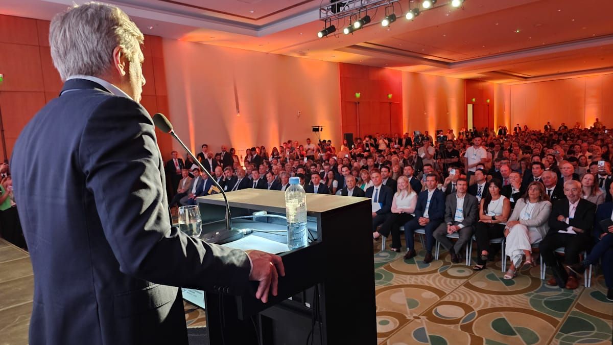 A sala llena en el Hilton disertó Luis Caputo en la apertura del sexto foro de Inversiones y Negocios de Mendoza. A sala llena en el Hilton disertó Luis Caputo en la apertura del sexto foro de Inversiones y Negocios de Mendoza.
