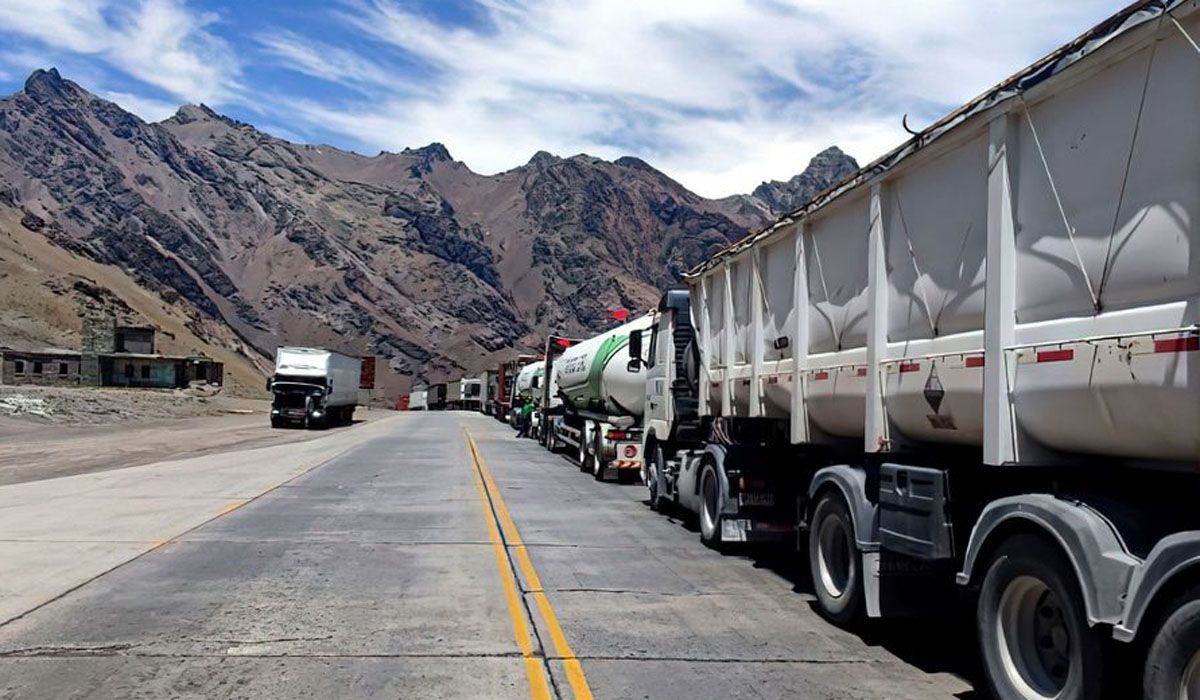 La ruta a Chile estuvo repleta de camiones parados durante dos semanas.
