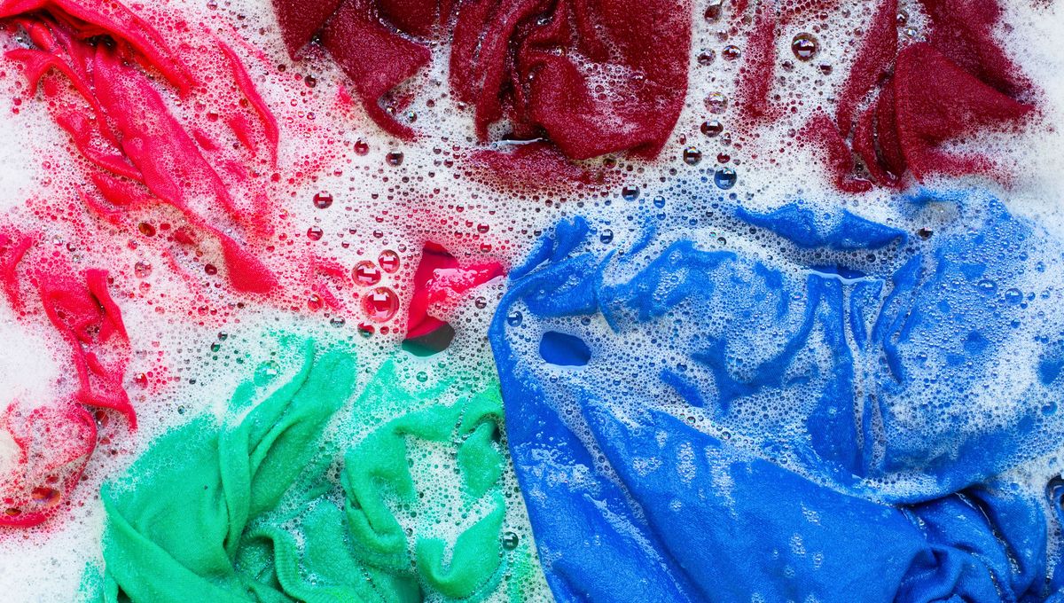 ¿Qué pasa cuando remojamos la ropa en agua con vinagre? 