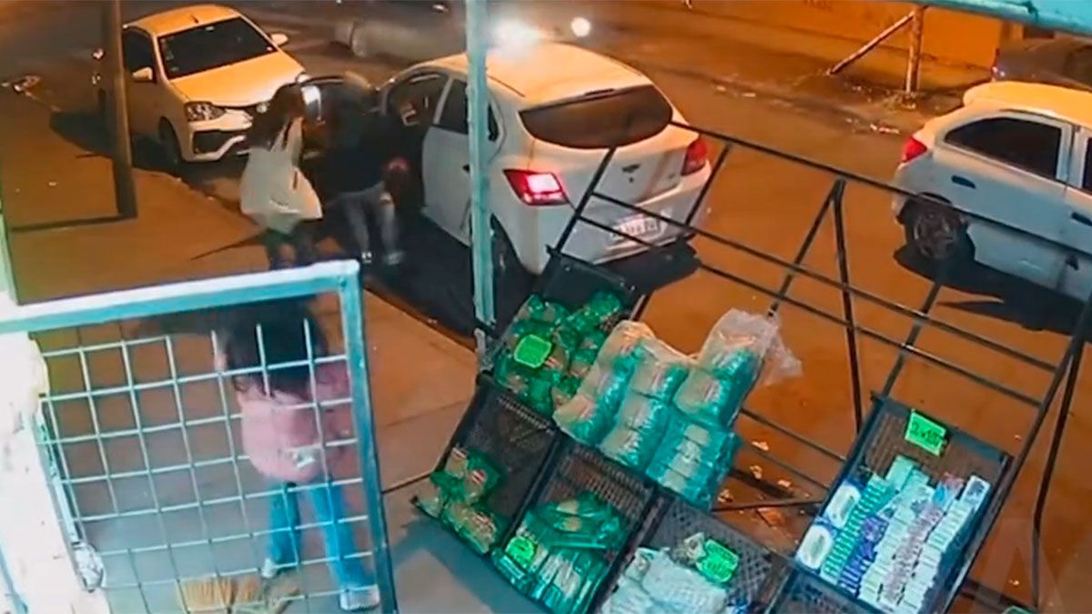 Una mujer evitó a escobazos que los ladrones se llevaran a su hija también en el robo de un auto.