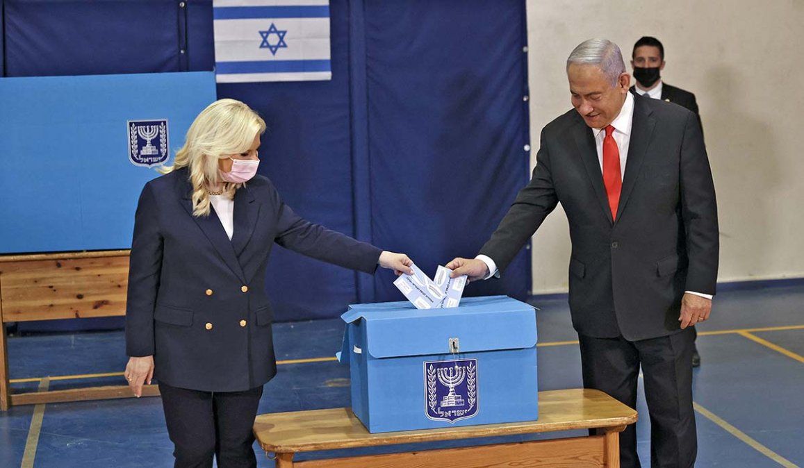 El premier israelí Benjamín Netanyahu al momento de votar. Luego celebró la importante victoria de la derecha en las elecciones
