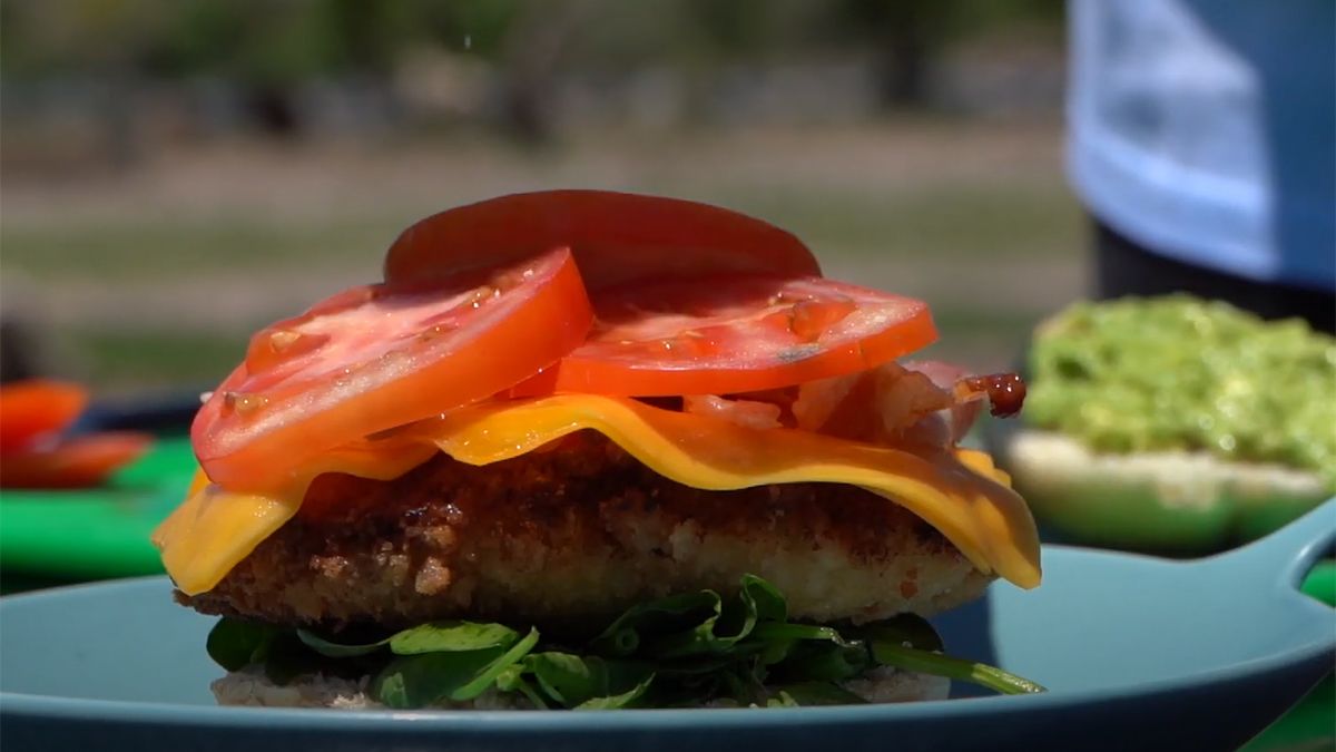 Exquisita hamburguesa de pollo crocante.