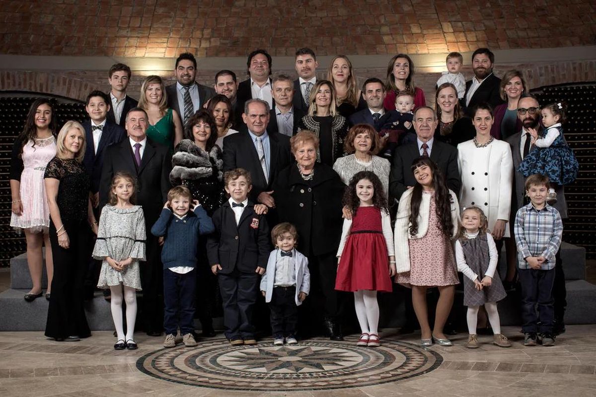 En la fila superior, al medio, posa Lucca Stradella junto a la gran familia Bianchi, un emblema de la vitivinicultura del país. En la fila superior, al medio, posa Lucca Stradella junto a la gran familia Bianchi, un emblema de la vitivinicultura del país.