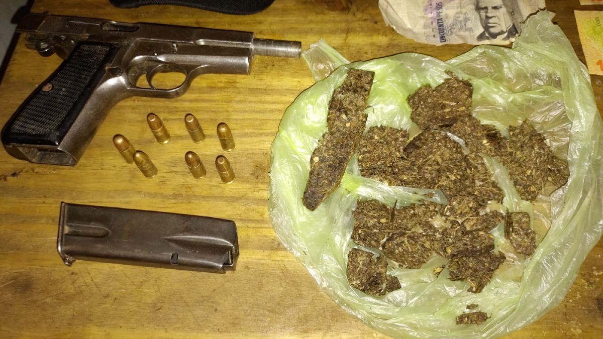 En el procedimiento realizado en Las Heras, y donde cayó el narco apodado el Carmel, se pudo secuestrar una pistola calibre 9mm y marihuana compactada, entre otros elementos.