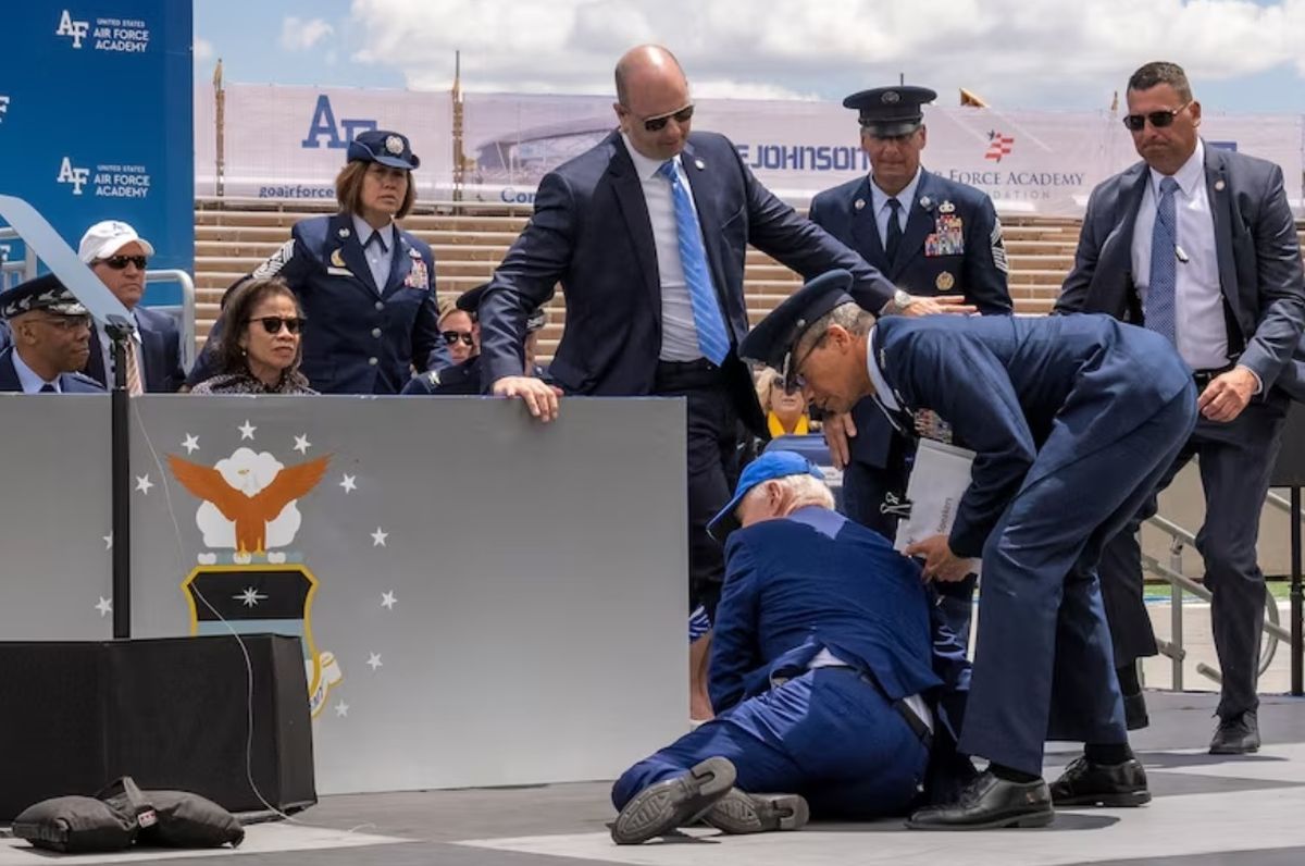 Estados Unidos: el presidente Joe Biden se cayó durante un acto de graduación de la Fuerza Aérea al tropezarse con una bolsa de arena