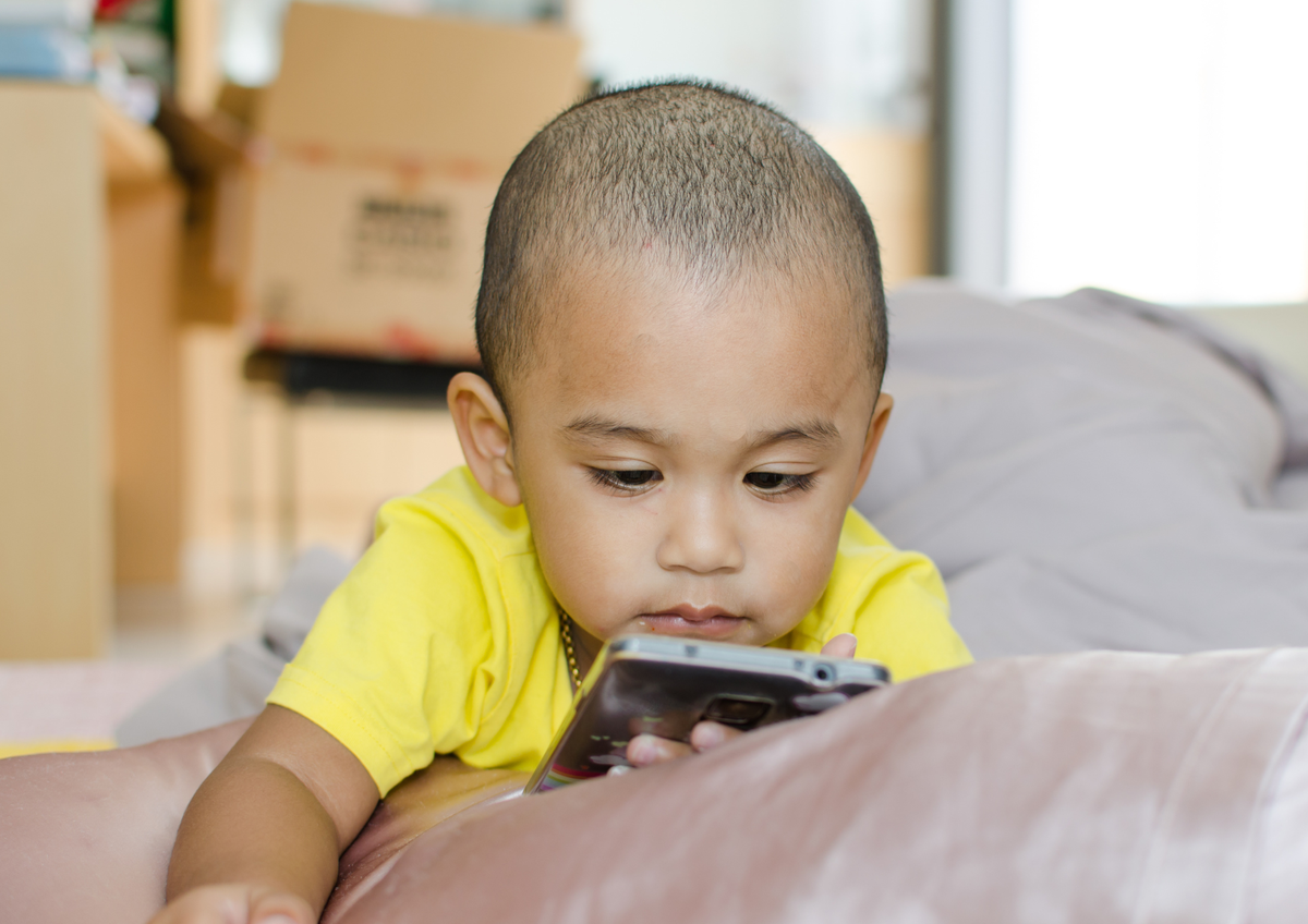 Alerta: qué dice la ciencia sobre la exposición temprana de los niños a las pantallas