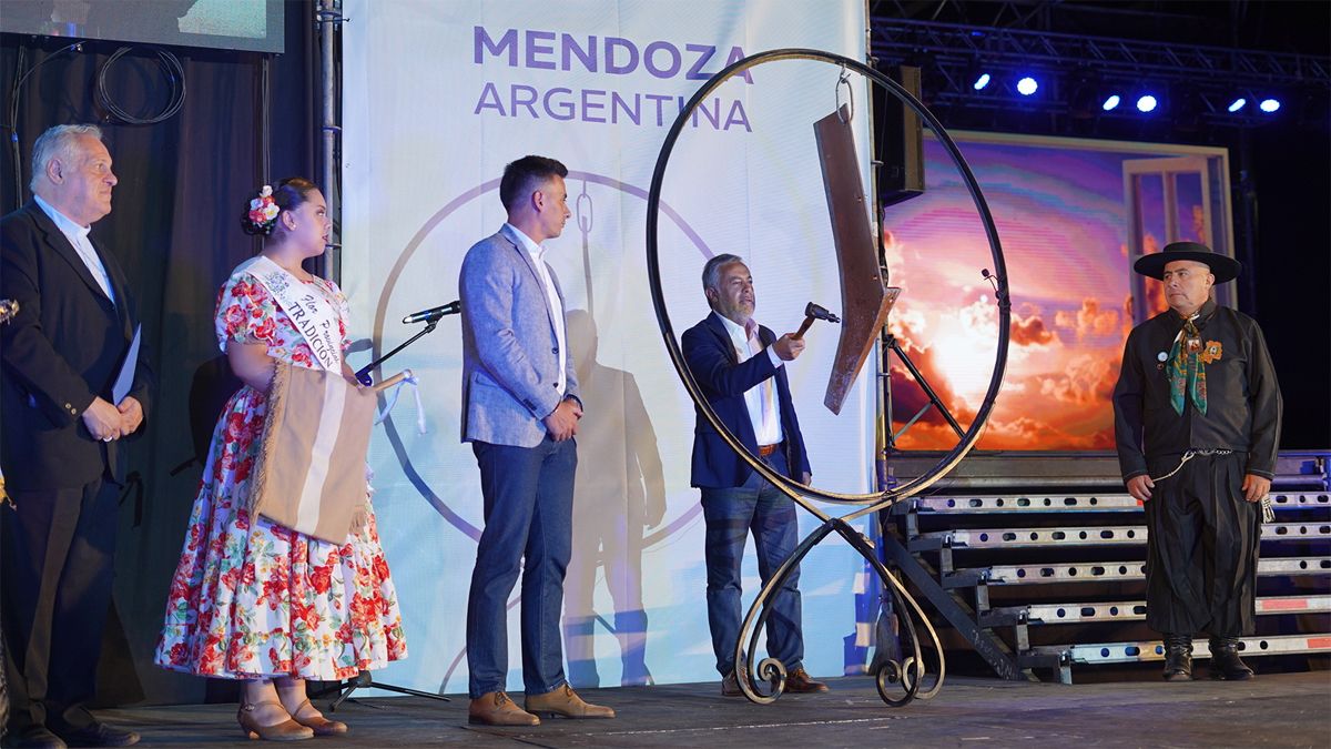 El gobernador Alfredo Cornejo viaja este domingo a Canadá a participar de un foro minero. La Bendición de los Frutos será la noche anterior. El gobernador Alfredo Cornejo viaja este domingo a Canadá a participar de un foro minero. La Bendición de los Frutos será la noche anterior.