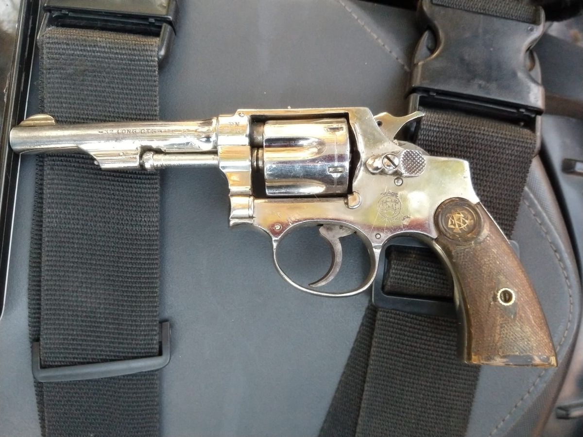 Inseguridad en Mendoza. Al personal de la Unidad de Acción Preventiva de la Policía de Mendoza le llamó la atención la actitud sospechosa de dos mujeres a bordo de un Volkswagen Gol que circulaba por calle Terrada, y al realizar la requisa encontraron un revolver en el bolso de una de ellas.