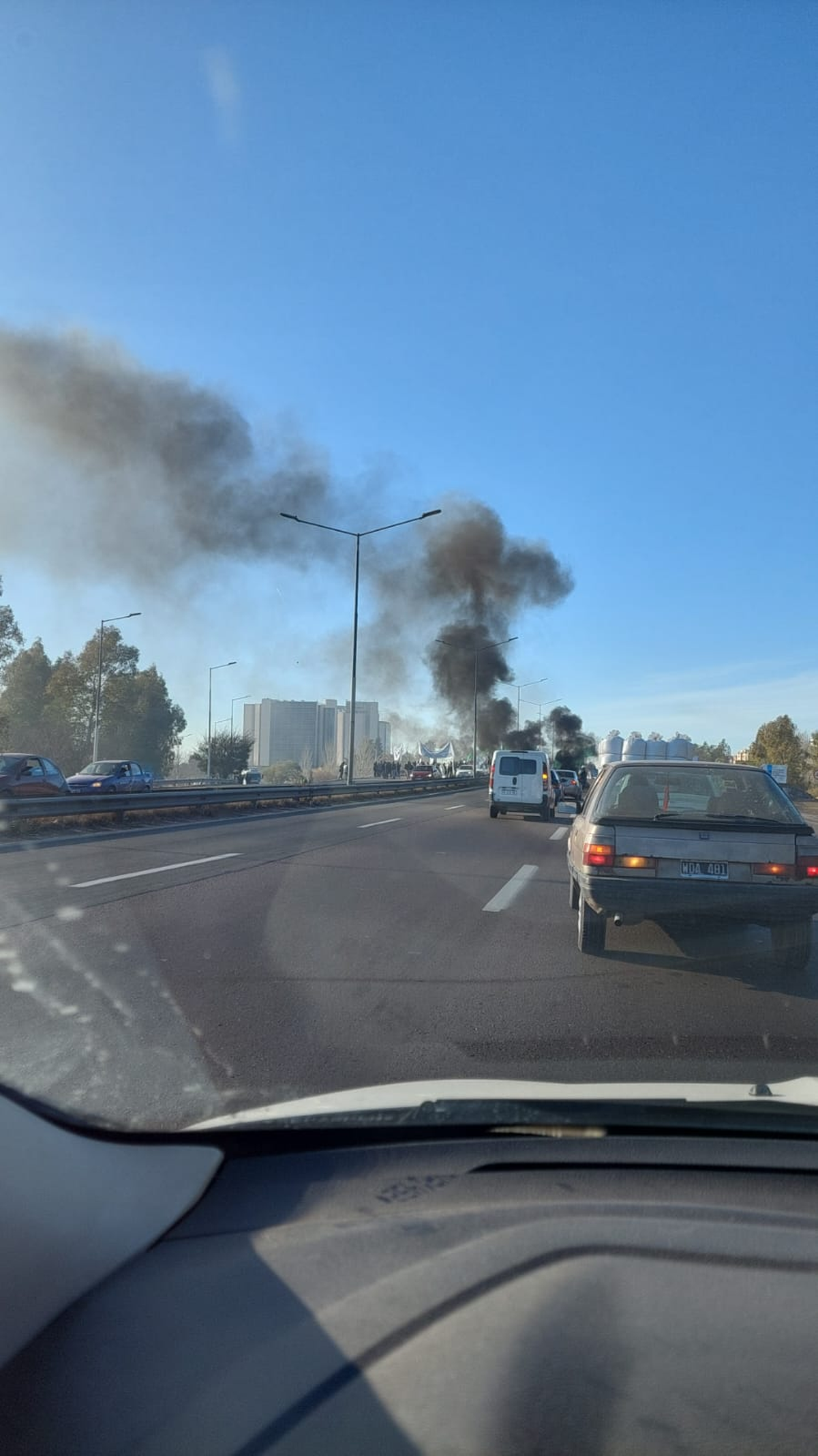 Piquete sindical sobre el Acceso Este cerca del Shopping.
