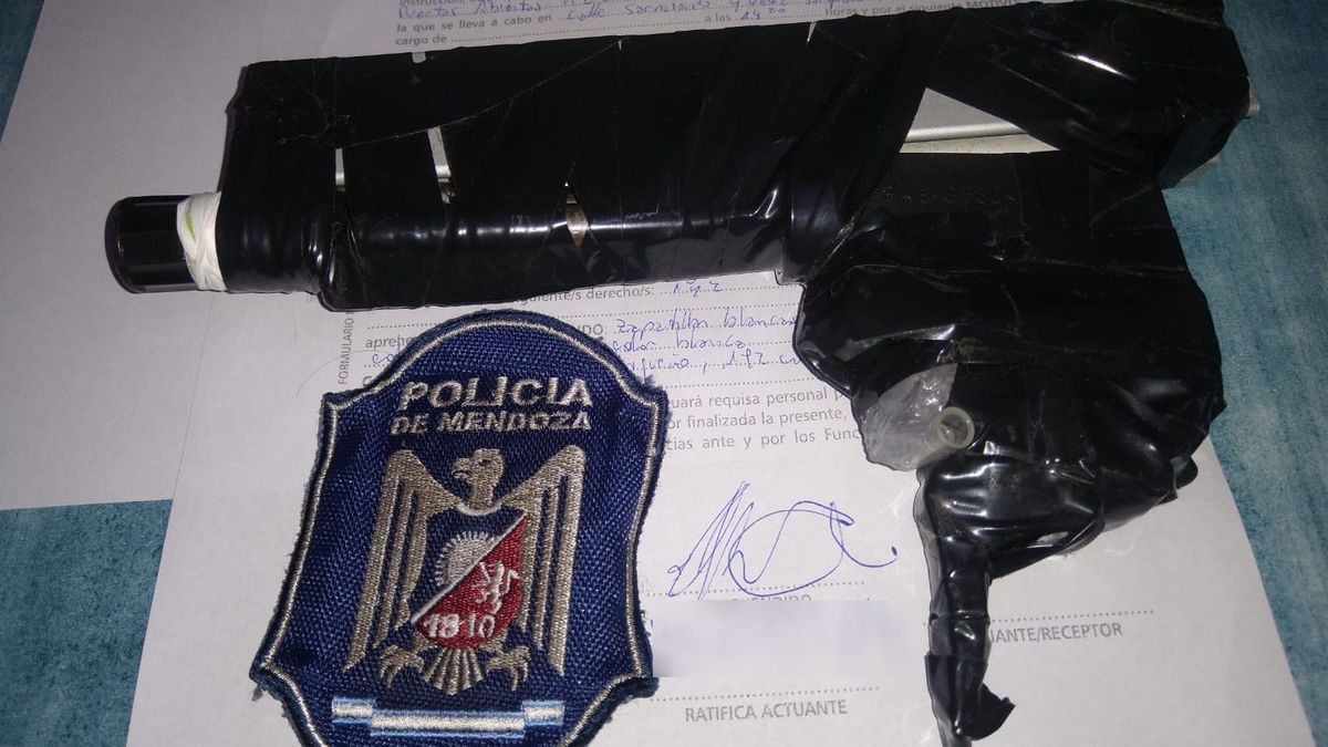 El arma de juguete estaba hecha con caños de plástico y cinta aisladora.