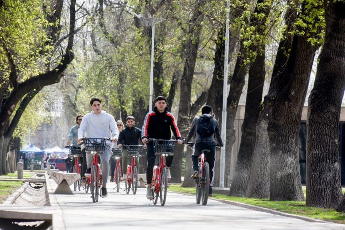 Bicitran opera con 65 estaciones distribuidas en Luján de Cuyo, Godoy Cruz, Ciudad, Las Heras y Guaymallén. Cuenta con 750 bicis. Bicitran opera con 65 estaciones distribuidas en Luján de Cuyo, Godoy Cruz, Ciudad, Las Heras y Guaymallén. Cuenta con 750 bicis.