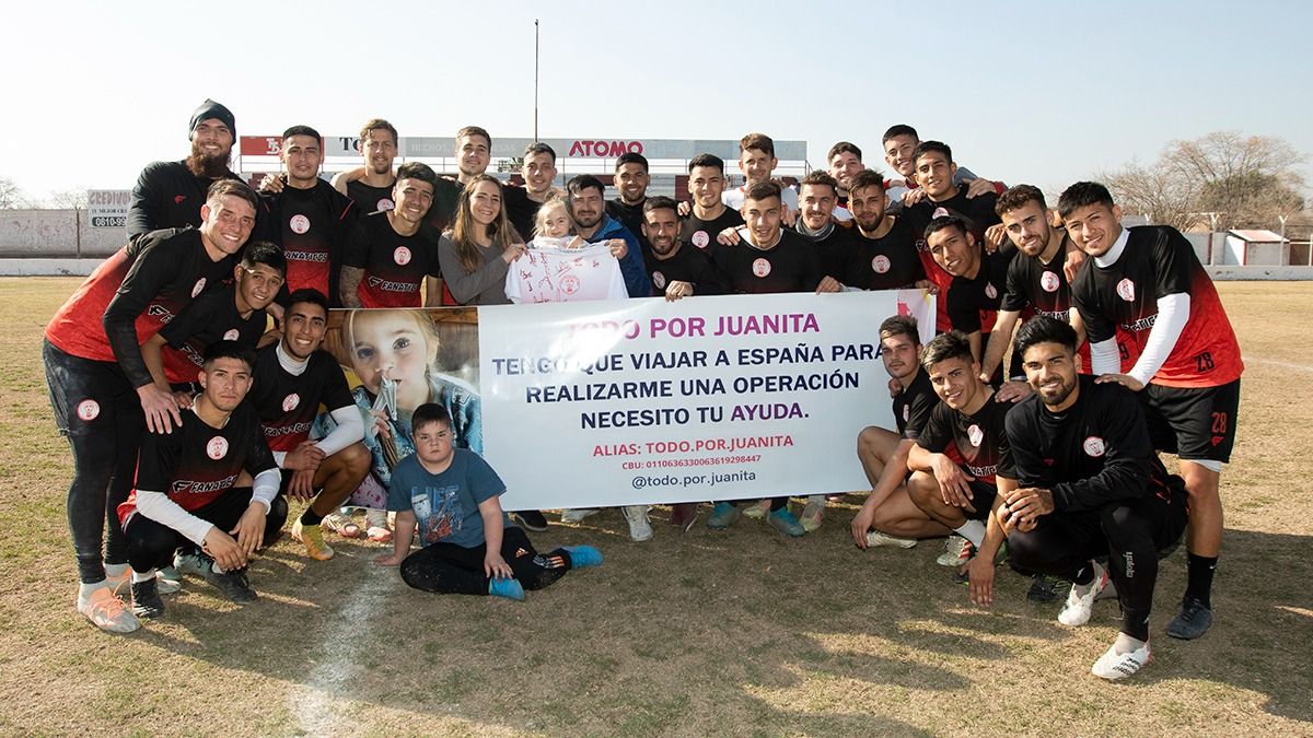 Juanita se fotografió con el plantel de Huracán Las Heras, donde jugadores y club decidieron apoyar incondicionalmente a esta causa solidaria.