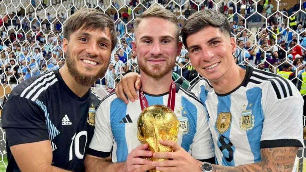 Alexis junto a sus hermanos Kevin y Francis, en Qatar