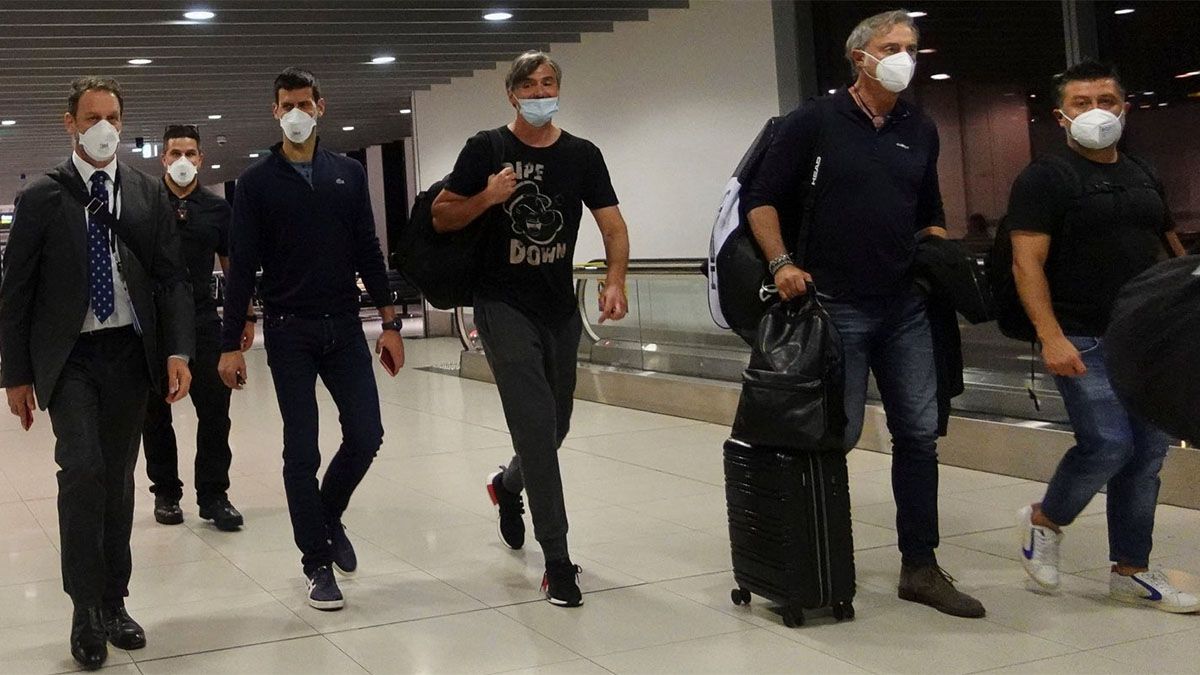 Video: así fue la llegada de Djokovic al aeropuerto para ser deportado de Australia