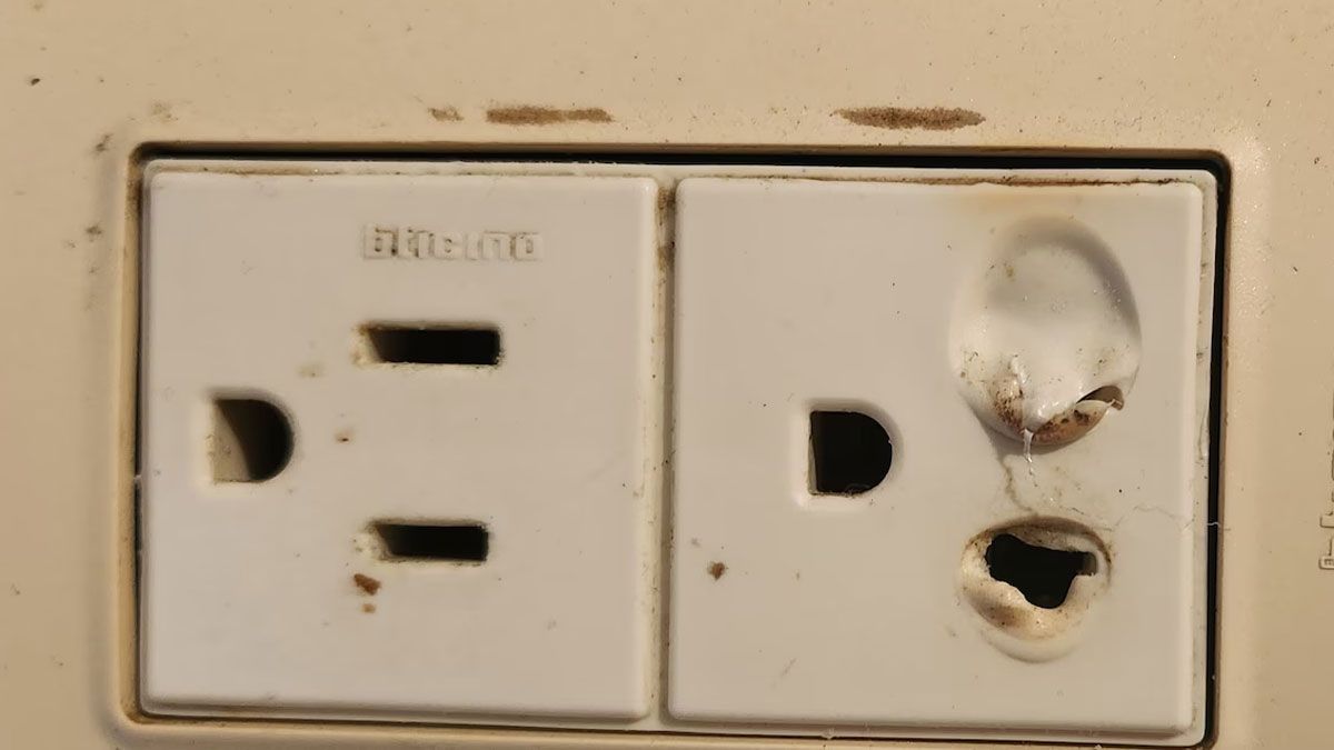 La casa suele tener muchísimos enchufes, que tienen que ser bien cuidados. La casa suele tener muchísimos enchufes, que tienen que ser bien cuidados.