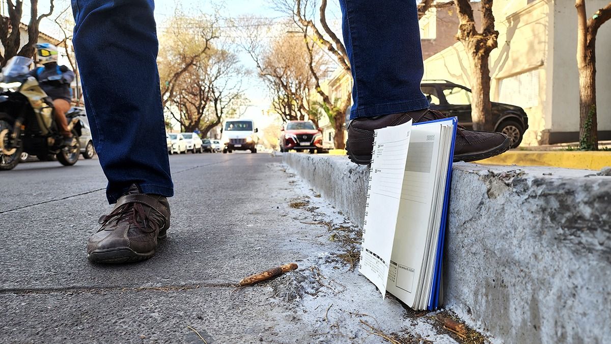 La altura del cordón de la ciclovía es de 16,5cm, tres centímetros más que el cordón de la cuneta.