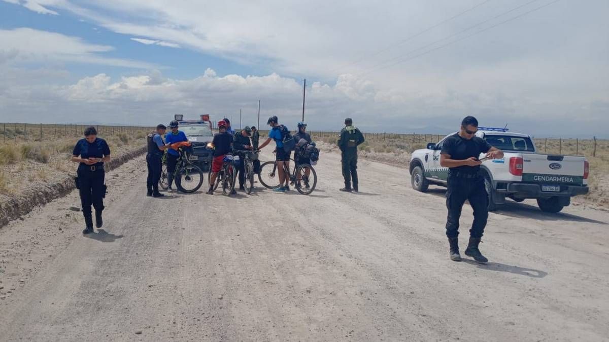 Los turistas fueron encontrados en el cruce de las rutas 188 y 183, a 20 kilómetros de la Ciudad de Malargüe. Los turistas fueron encontrados en el cruce de las rutas 188 y 183, a 20 kilómetros de la Ciudad de Malargüe.