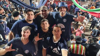 Amor eterno por la Lepra: hinchas mendocinos y la pasión que los llevó a tocar el cielo con las manos Amor eterno por la Lepra: hinchas mendocinos y la pasión que los llevó a tocar el cielo con las manos