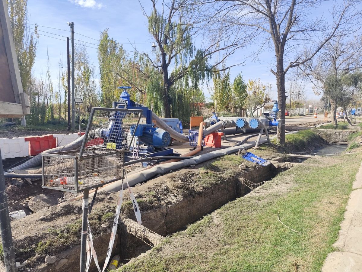 Hace aproximadamente seis meses, según recordaron los vecinos de Los Corralitos, comenzaron las obras para evitar que se sigan inundando las calles con agua servida. Hace aproximadamente seis meses, según recordaron los vecinos de Los Corralitos, comenzaron las obras para evitar que se sigan inundando las calles con agua servida.