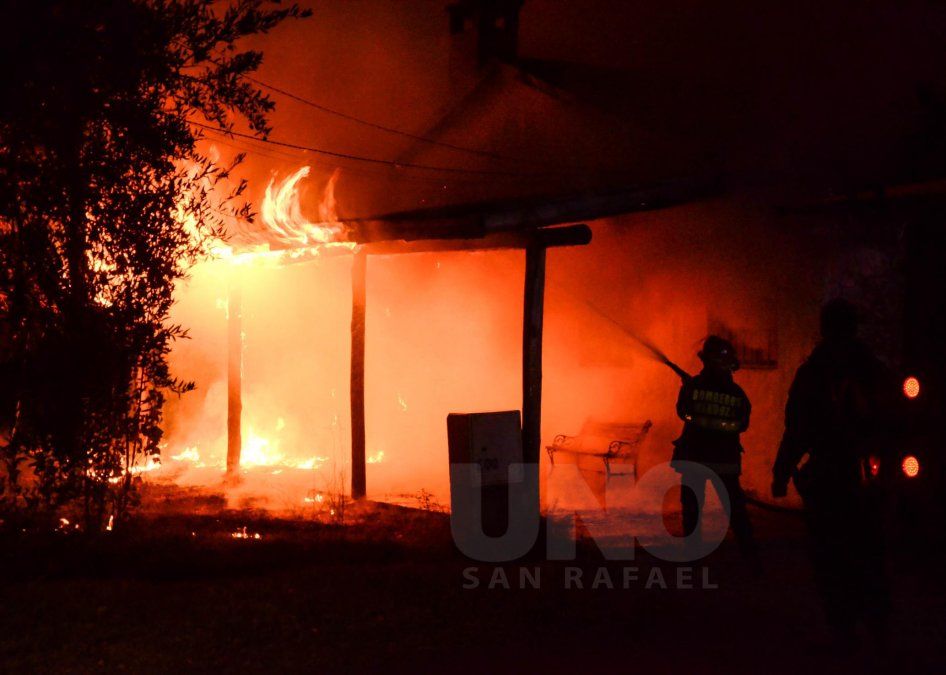 Un feroz incendio destruyó un consultorio del hogar Corazón y Voluntad