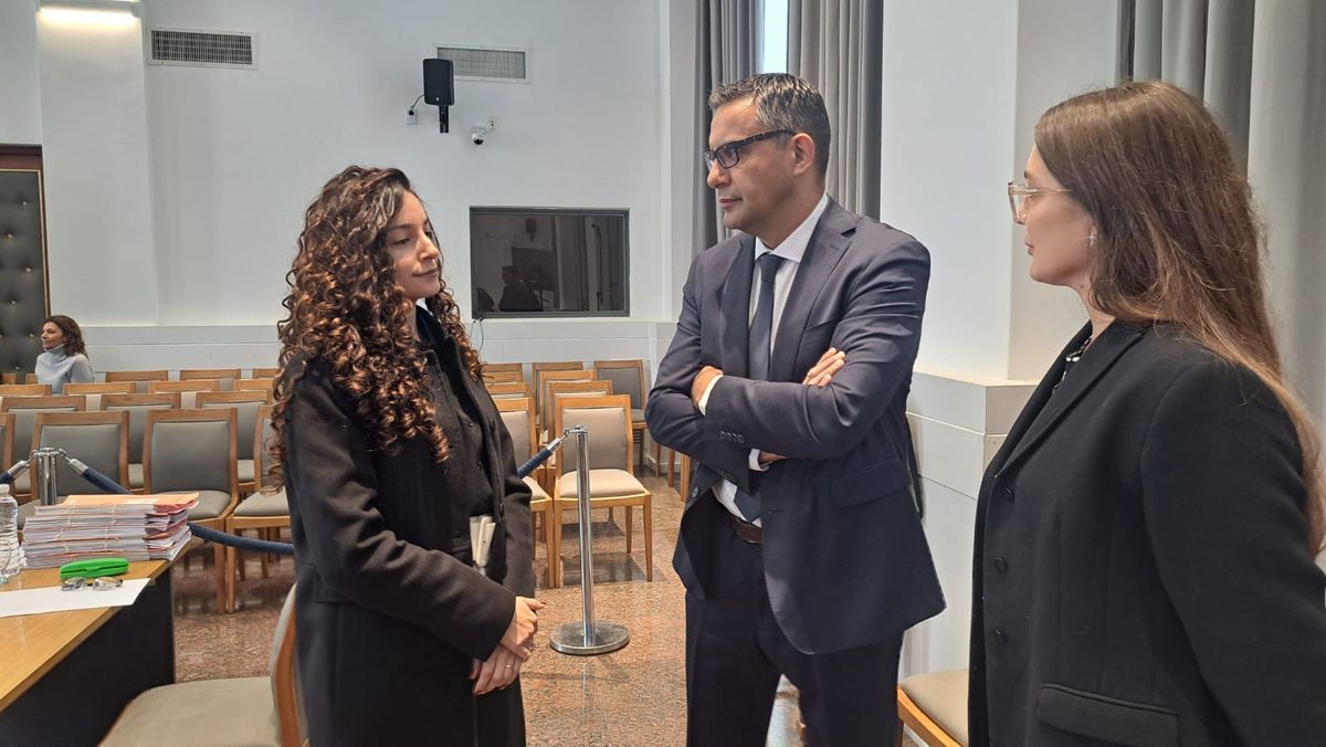 Sebastián Sarmiento junto a sus abogadas Luciana Torre y Leslie Modarelli. Sebastián Sarmiento junto a sus abogadas Luciana Torre y Leslie Modarelli.