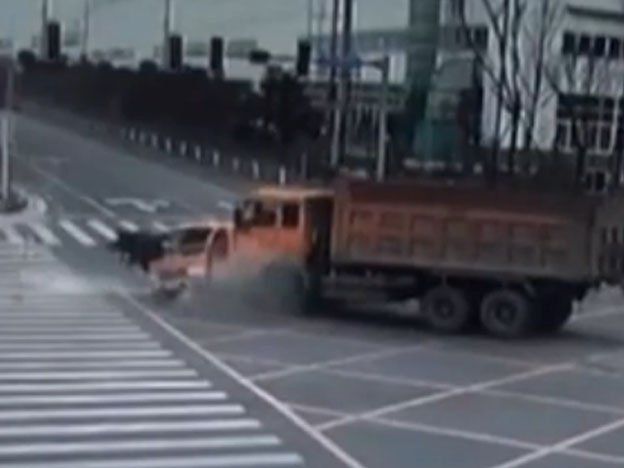 Video: sobreviven de milagro de un brutal accidente
